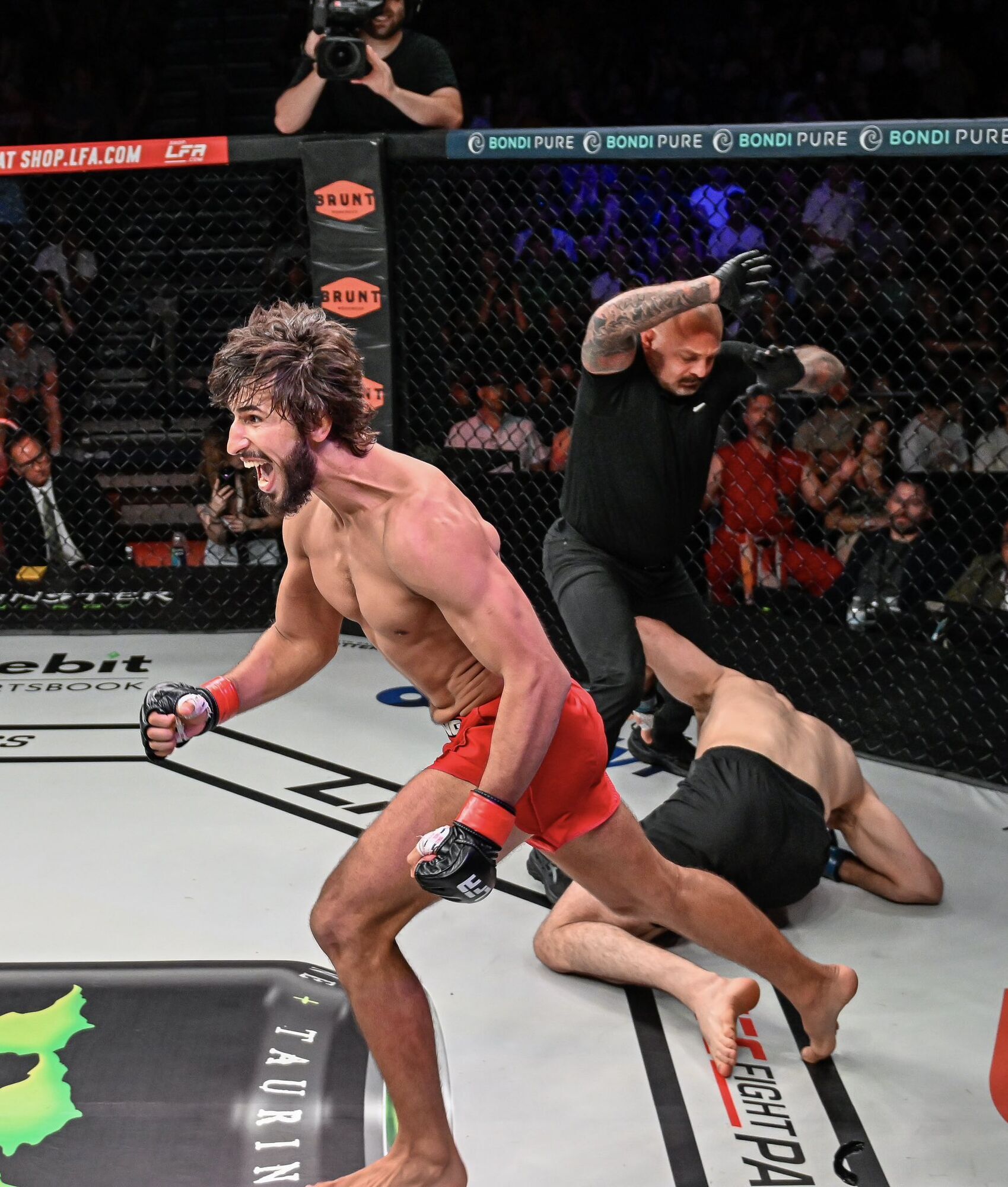 Бойфренд знаменитої української тенісистки нокаутом за 63 секунди став у США чемпіоном із ММА. Одеситка піднялася до нього в ринг після перемоги. Відео