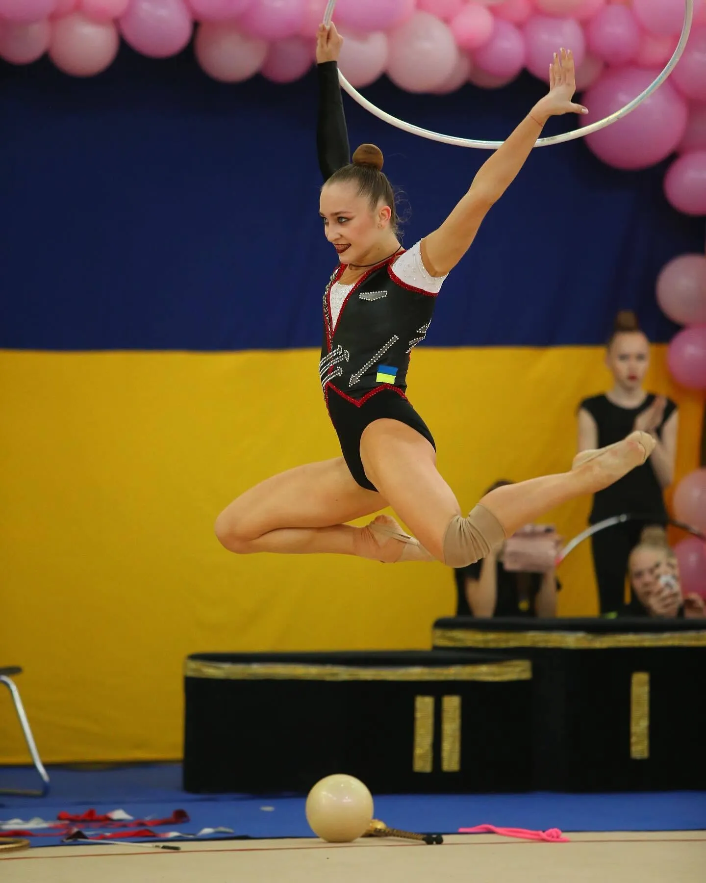 Українська художня гімнастка-чемпіонка роздяглася на відпочинку до купальника і вразила Instagram своєю красою. Фото