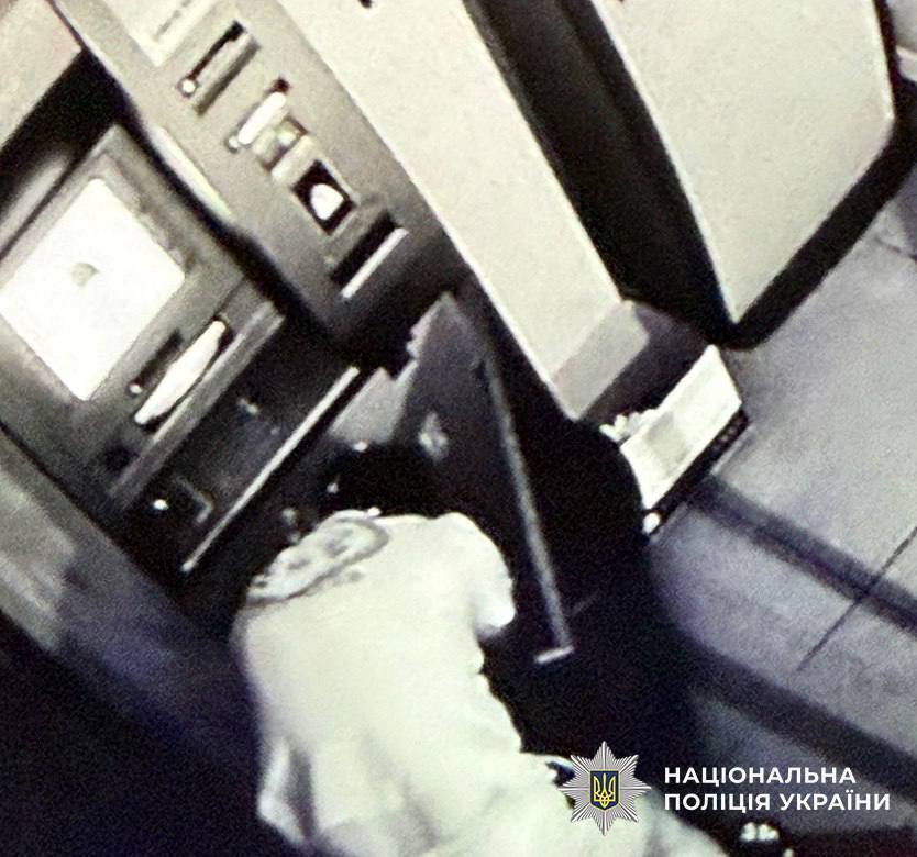 В Киеве с поличным задержали мужчину, который пытался обокрасть банкомат на Оболони. Подробности и фото