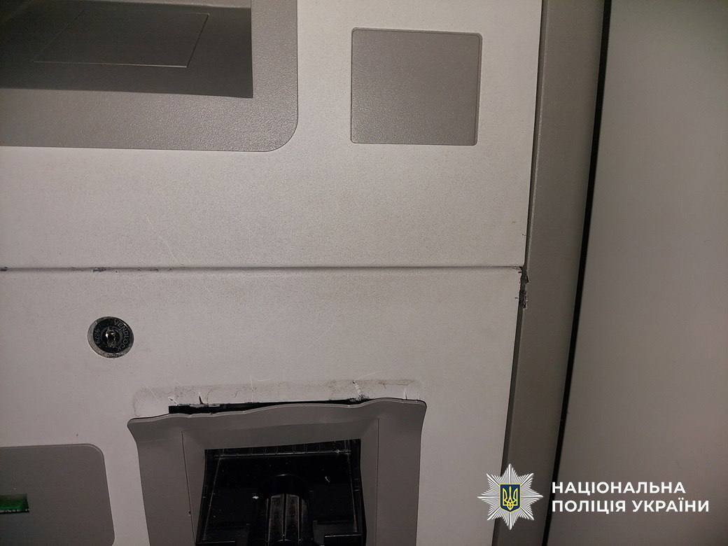 В Киеве с поличным задержали мужчину, который пытался обокрасть банкомат на Оболони. Подробности и фото