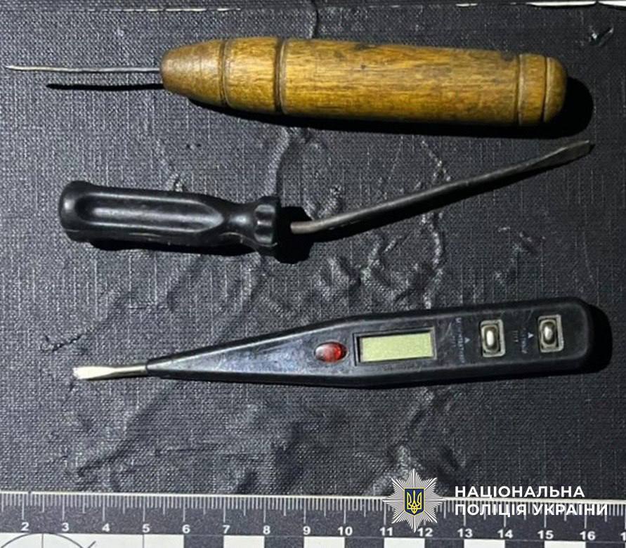 В Киеве с поличным задержали мужчину, который пытался обокрасть банкомат на Оболони. Подробности и фото