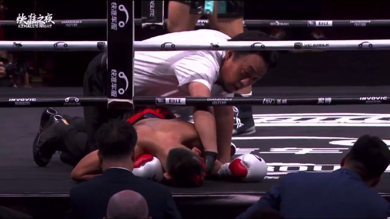 В Китае непобедимый боксер одним ударом отправил соперника в брутальный нокаут головой в ринг. Видео
