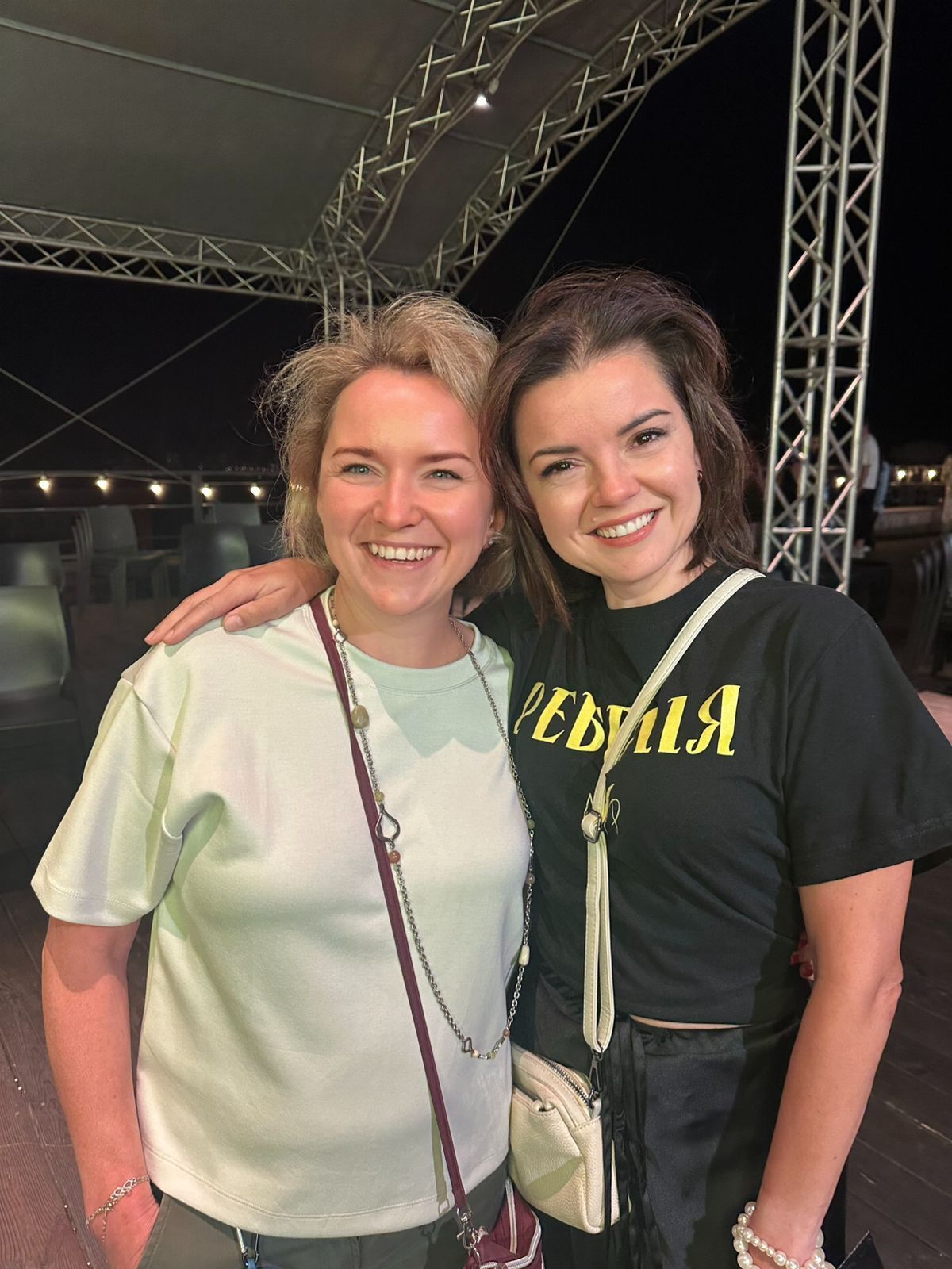 Маричка Падалко случайно встретила подругу юности, а Анатолий Анатолич "засветился" в гипсе. Как прошла премьера нового альбома МУР