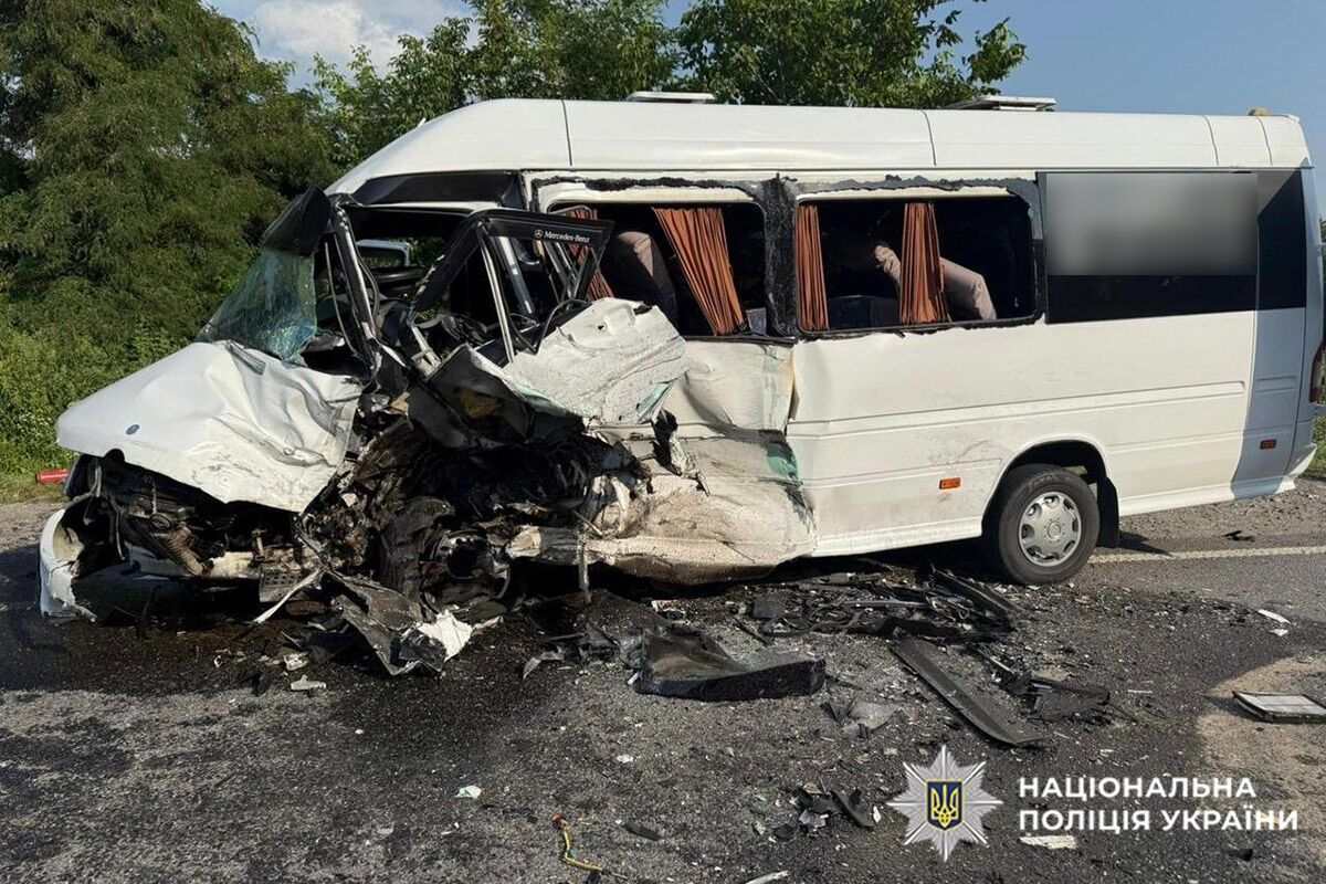 На Хмельниччині автівка влетіла в автобус: 16 постраждалих, серед них – двоє дітей. Фото