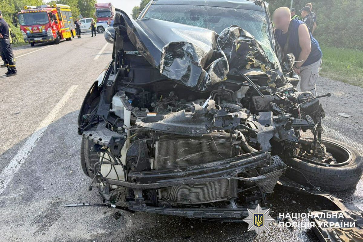 На Хмельниччині автівка влетіла в автобус: 16 постраждалих, серед них – двоє дітей. Фото