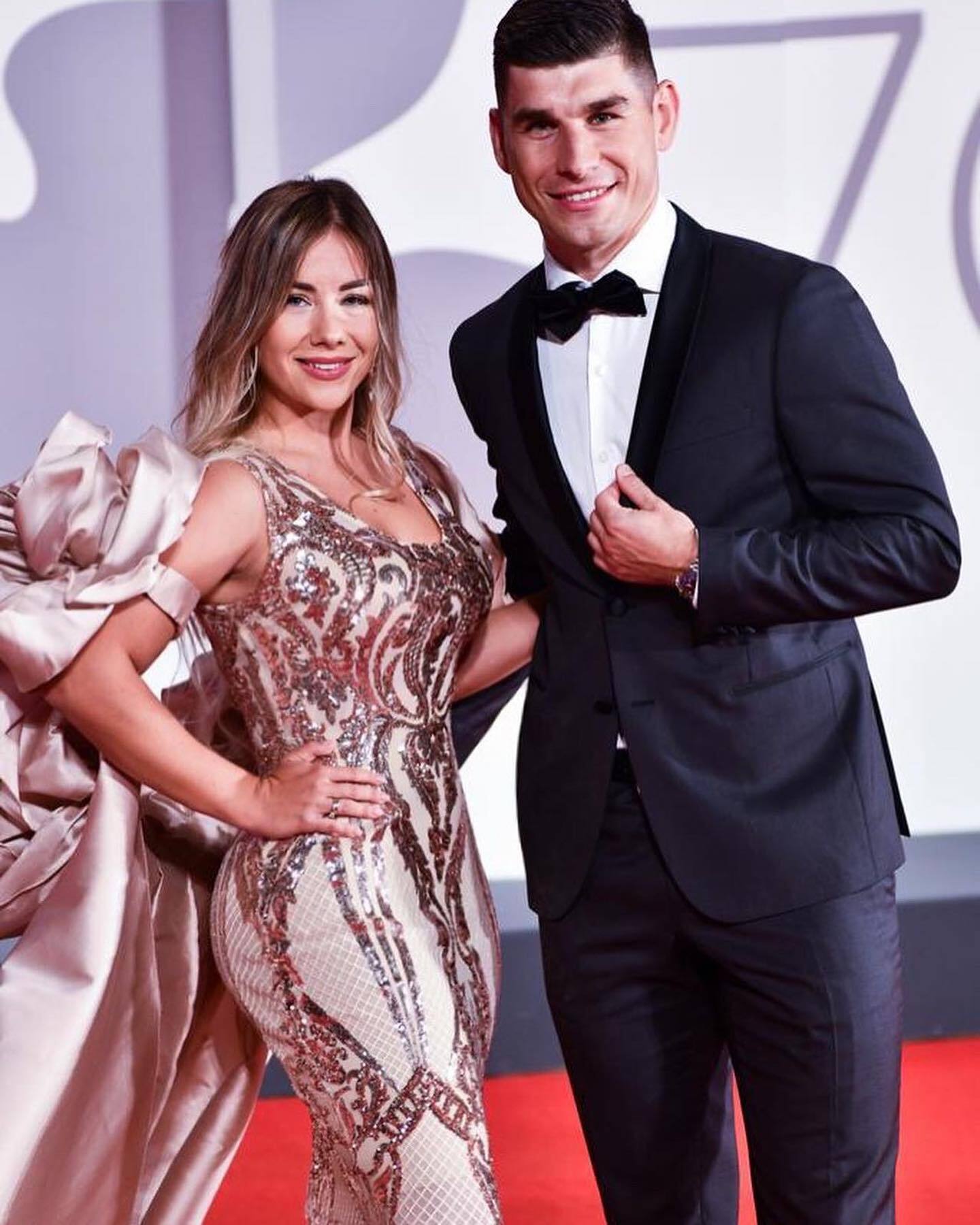 "Говорите на своём гов*яном украинском языке". Пьяные русские "набросились" на футболиста сборной Украины и его жену в Италии