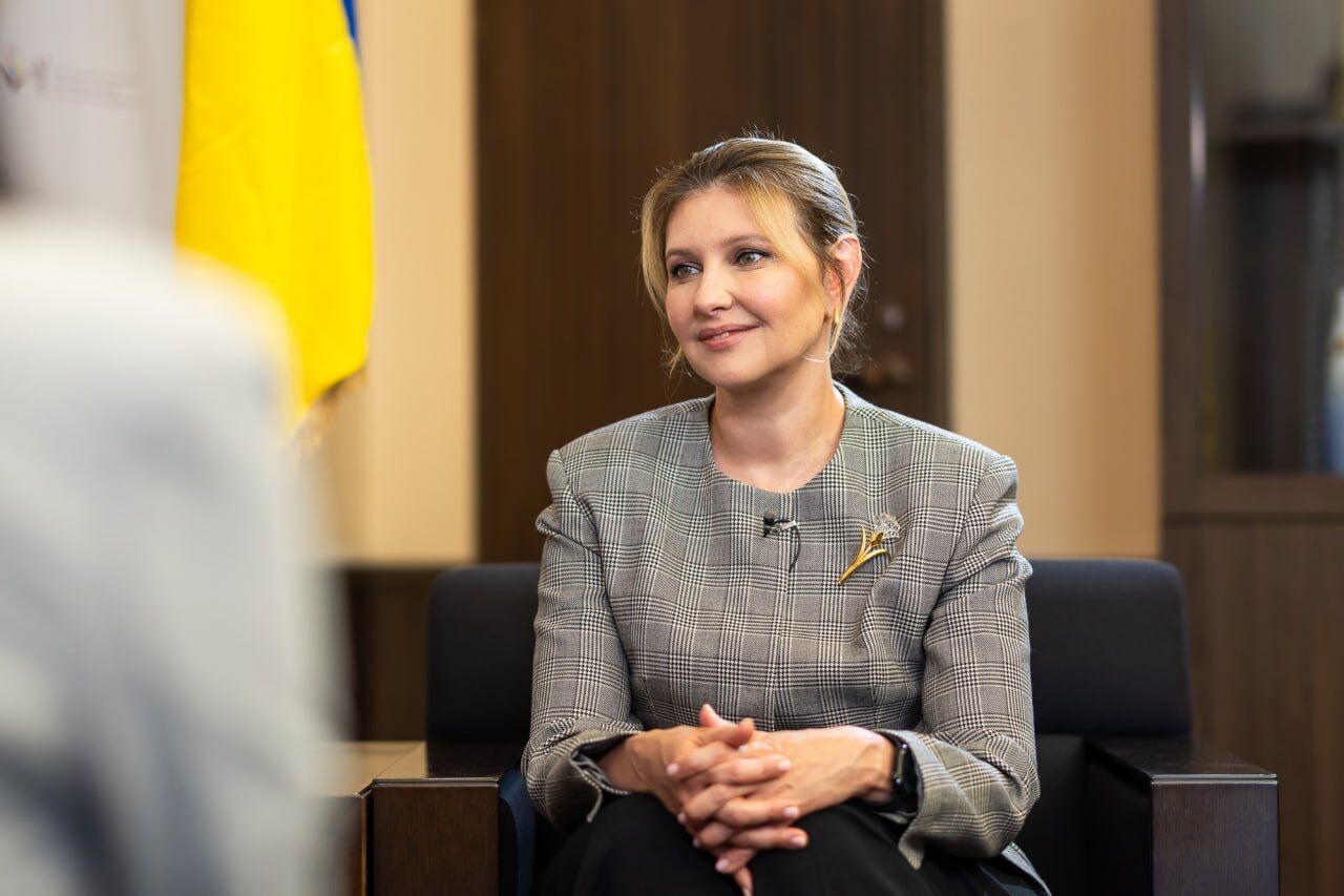 Две любимые прически Елены Зеленской с собранными волосами: как их повторить