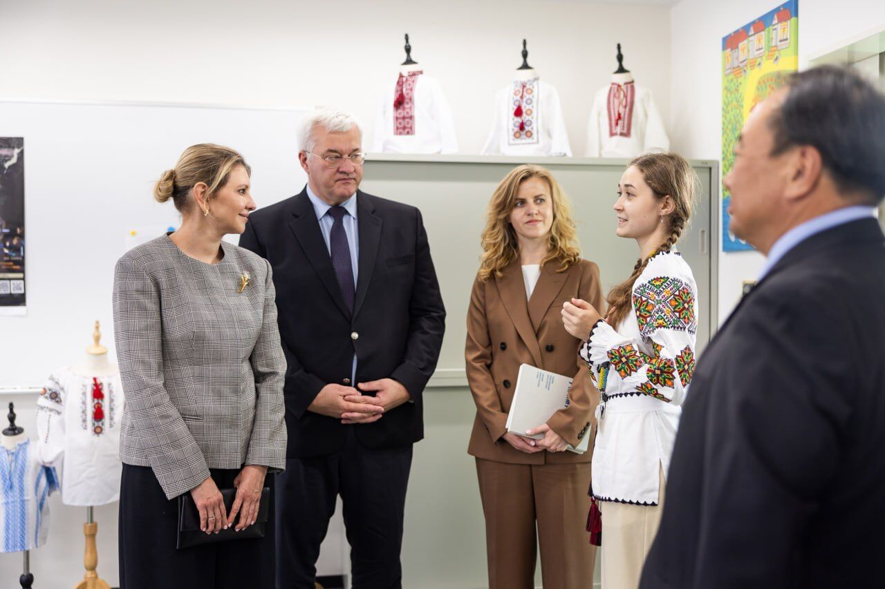 Дві улюблені зачіски Олени Зеленської із зібраним волоссям: як їх повторити