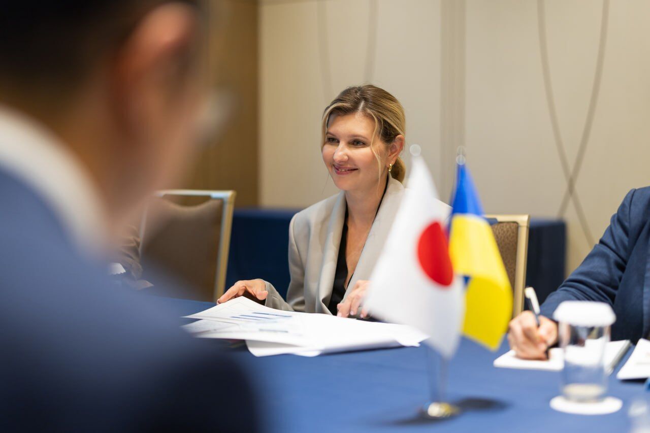 Дві улюблені зачіски Олени Зеленської із зібраним волоссям: як їх повторити