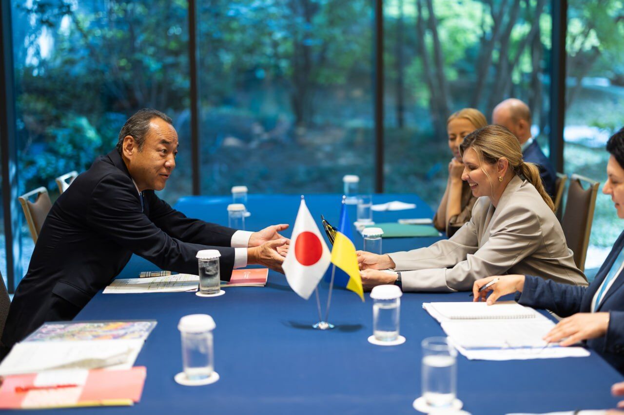 Дві улюблені зачіски Олени Зеленської із зібраним волоссям: як їх повторити