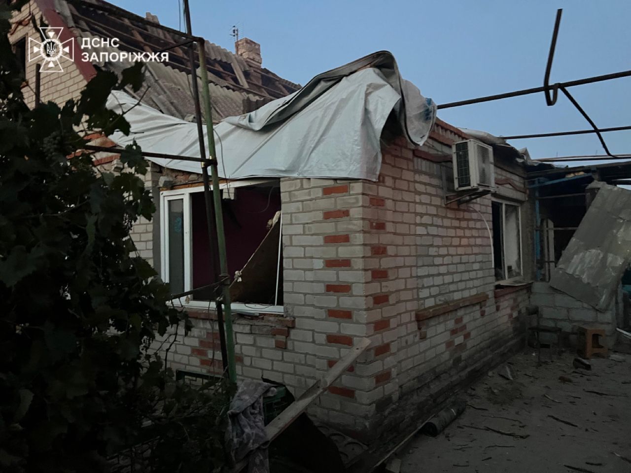 Россия ударила по селу в Запорожье: погиб 15-летний парень, его брат, сестра и родители получили ранения. Фото