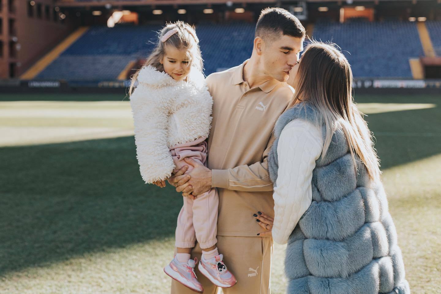 "Говорите на своём гов*яном украинском языке". Пьяные русские "набросились" на футболиста сборной Украины и его жену в Италии