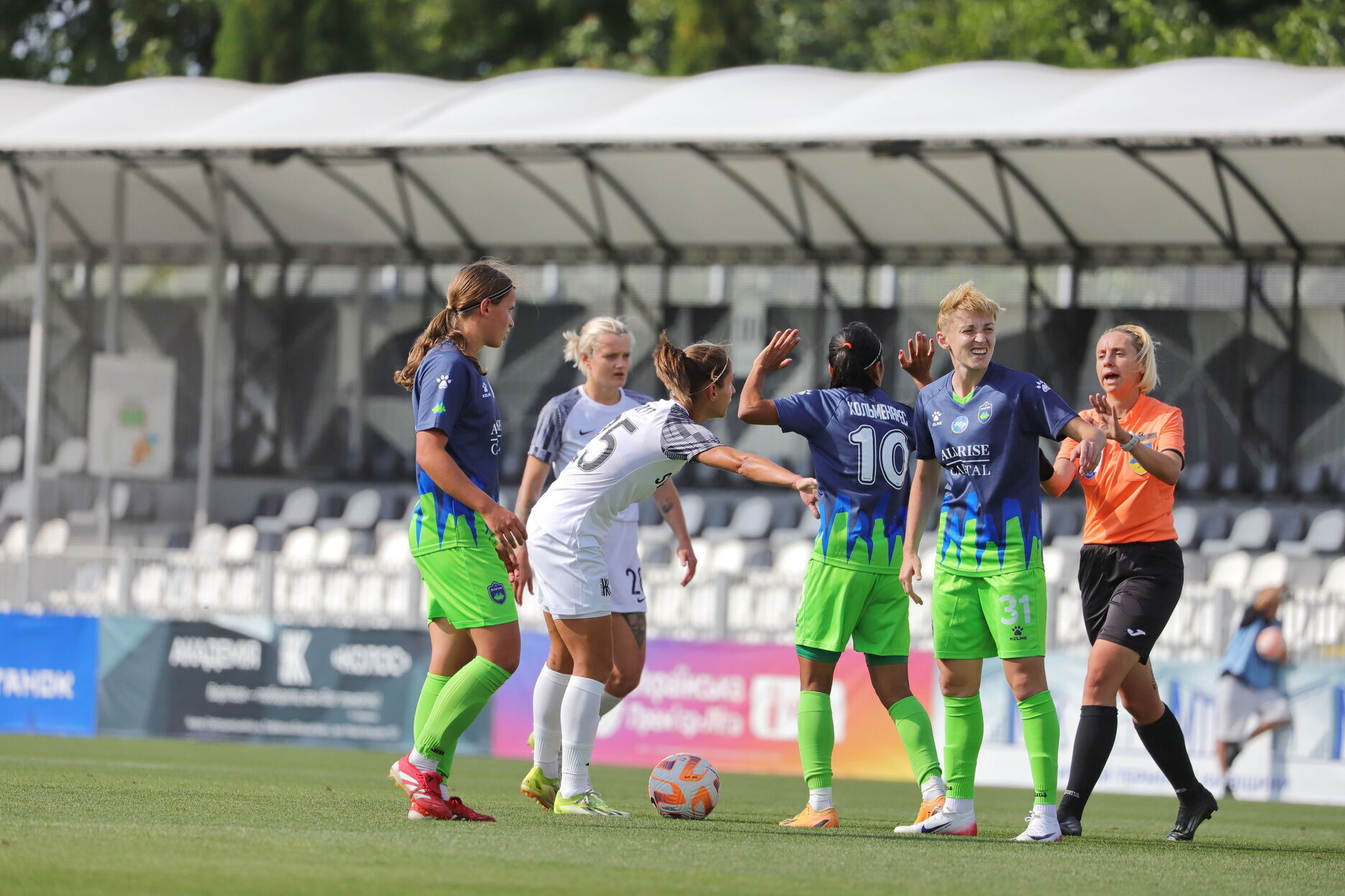 "На языке России мы здесь не общаемся": момент матча чемпионата Украины вызвал овации трибун. Видео