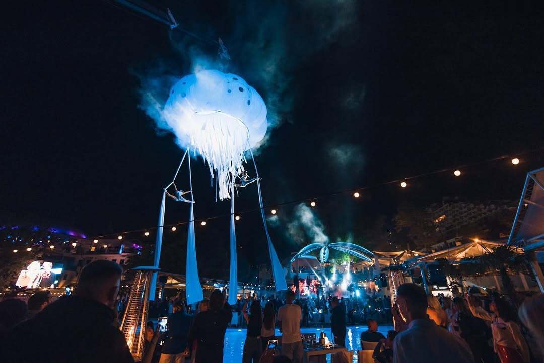 В одеському клубі танцівниця зірвалася з висоти під час небезпечного трюку: що відомо про її стан. Відео