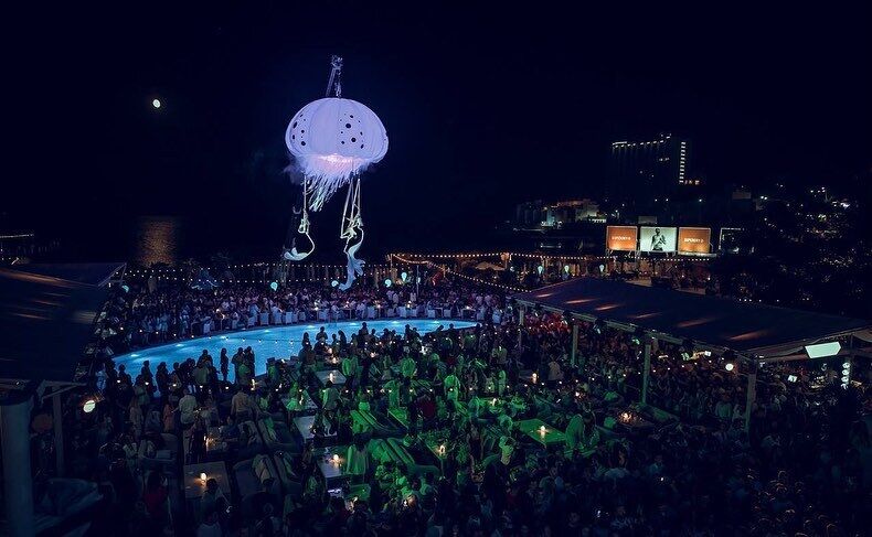 В одеському клубі танцівниця зірвалася з висоти під час небезпечного трюку: що відомо про її стан. Відео