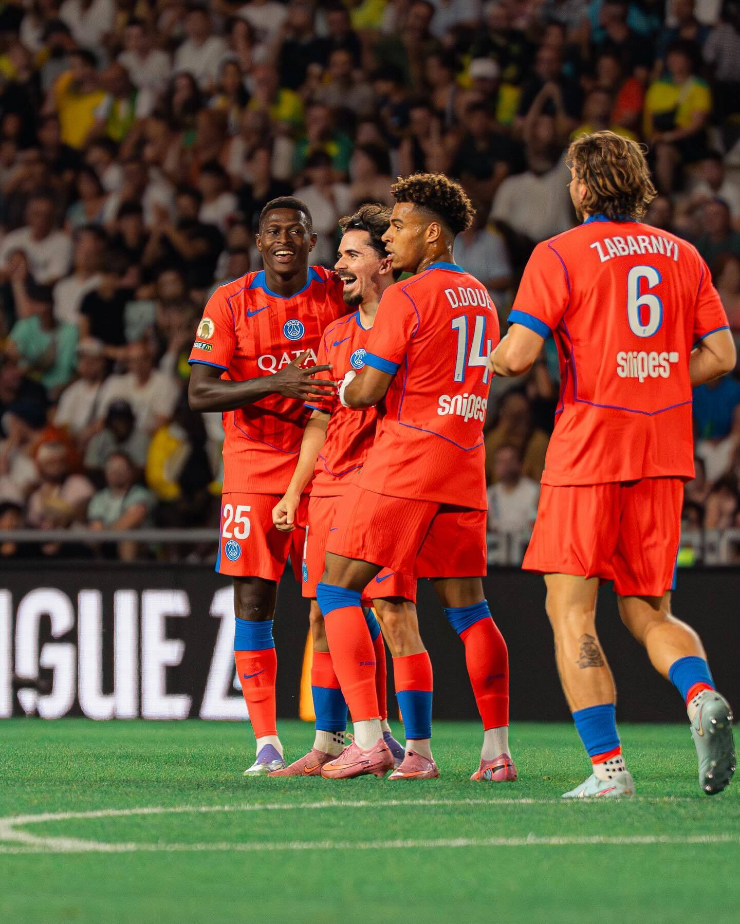 Тщательно следит: во Франции раскрыли, как на самом деле Забарный относится к российскому вратарю в ПСЖ