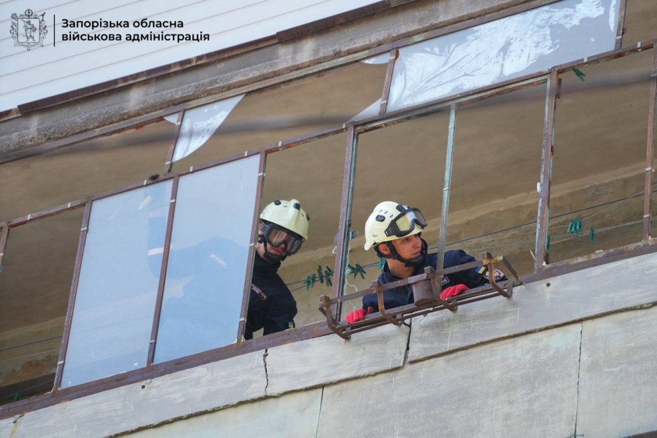 Удар РФ балістикою по Запоріжжю: кількість поранених зросла до 30, троє загиблих. Фото й відео