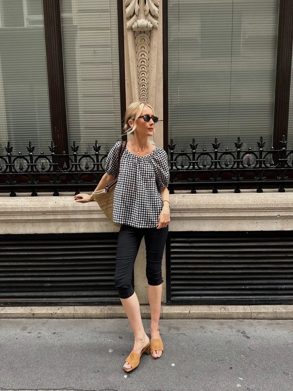 Какие блузки и топы подходят к капри: стильные идеи