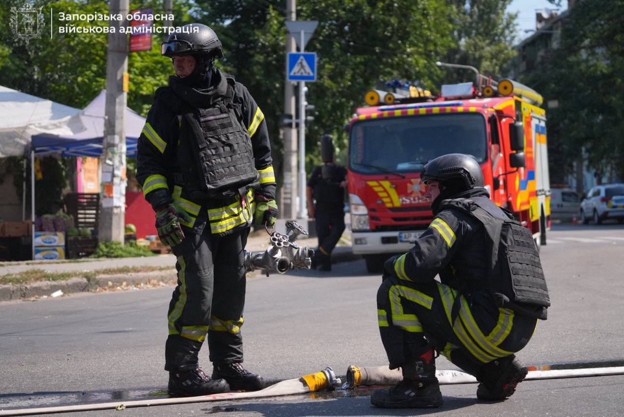 Удар РФ балістикою по Запоріжжю: кількість поранених зросла до 30, троє загиблих. Фото й відео