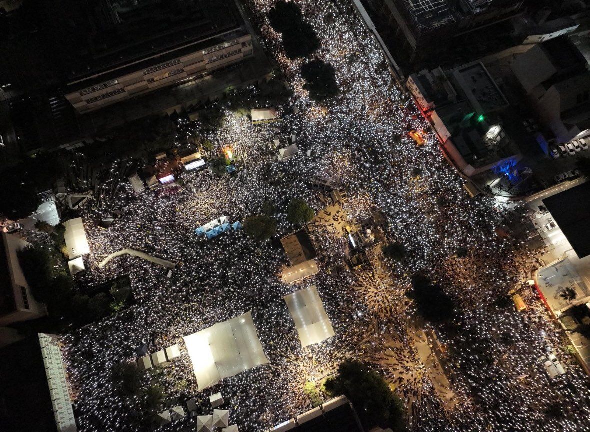 В Тель-Авиве сотни тысяч людей вышли на митинг: требовали заключить сделку с ХАМАС