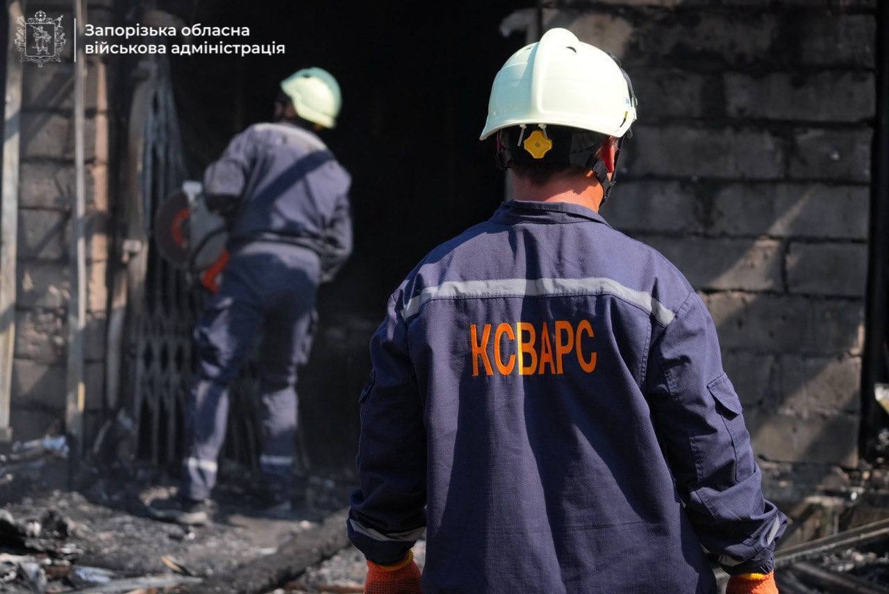 Удар РФ балістикою по Запоріжжю: кількість поранених зросла до 30, троє загиблих. Фото й відео