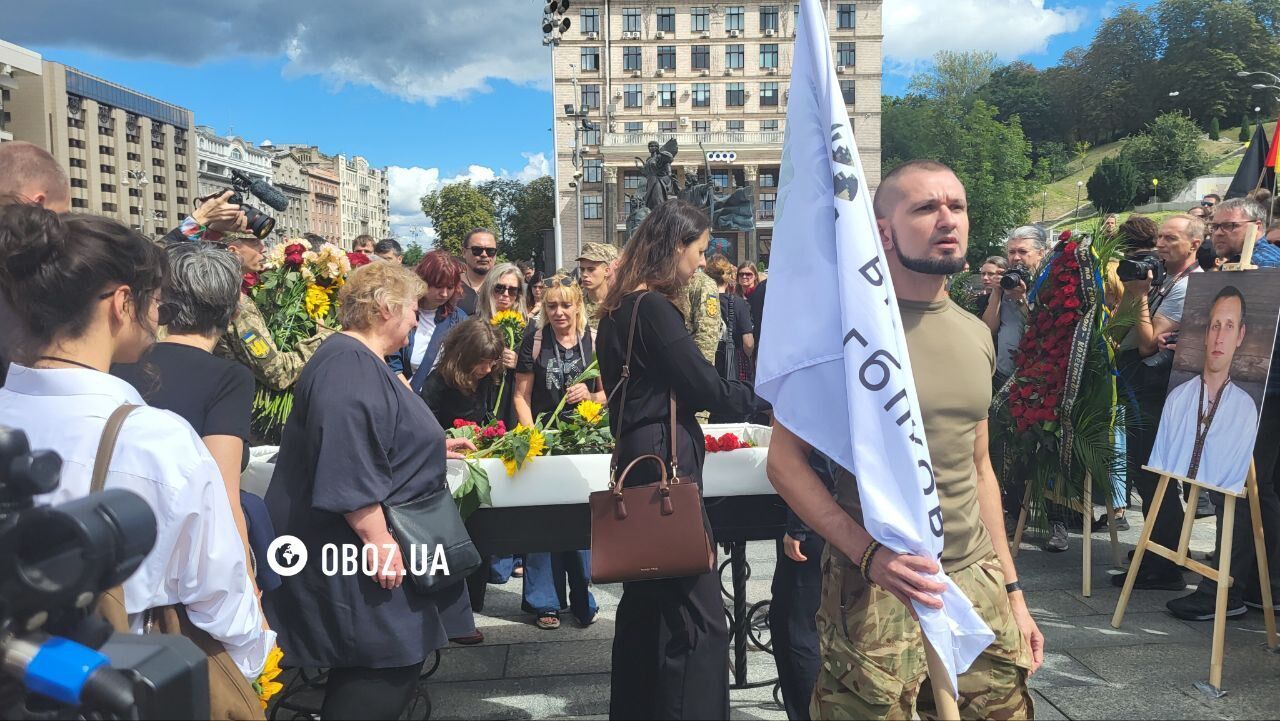 В Киеве попрощались с военным и известным художником Давидом Чичканом. Фото и видео