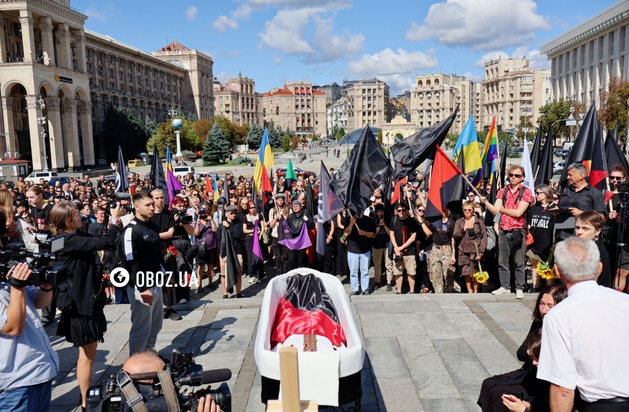 В Киеве попрощались с военным и известным художником Давидом Чичканом. Фото и видео