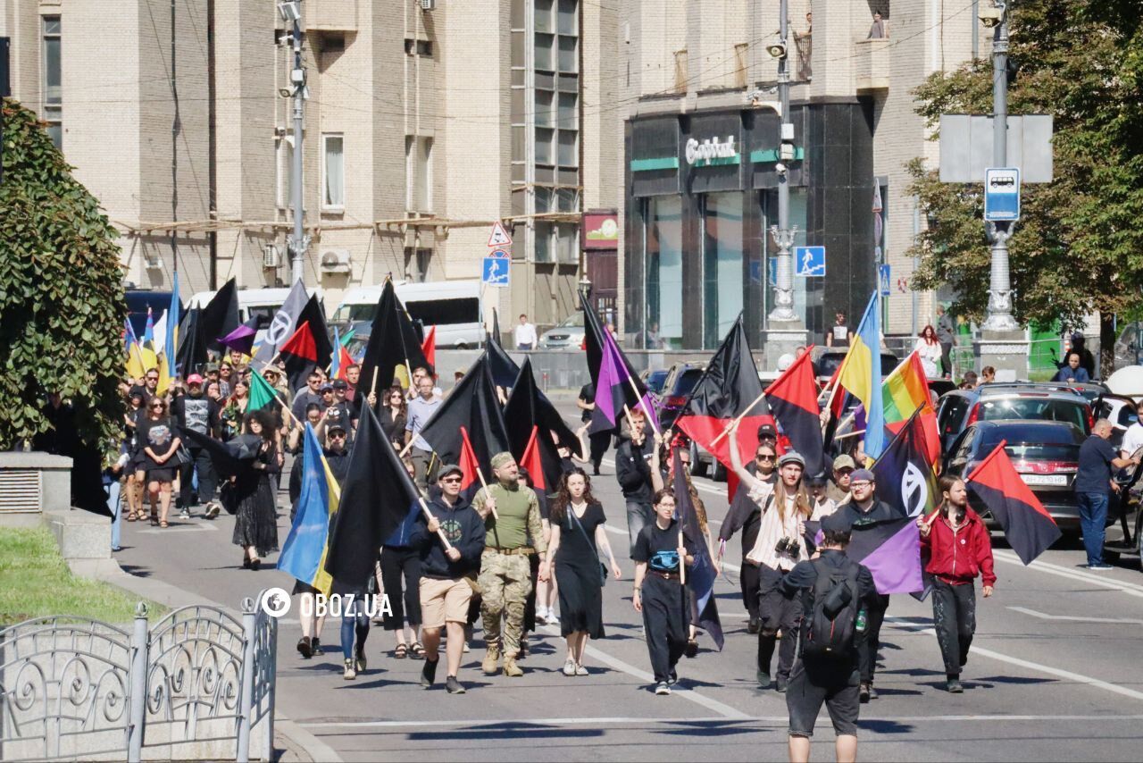 В Киеве попрощались с военным и известным художником Давидом Чичканом. Фото и видео