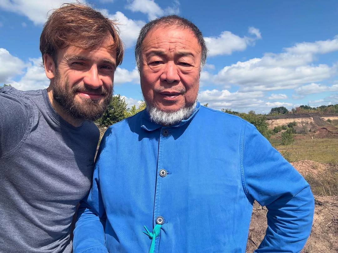 "Самый влиятельный художник мира" Ай Вэйвэй засветился на фронте в Украине: почему в родном Китае его преследовали. Фото