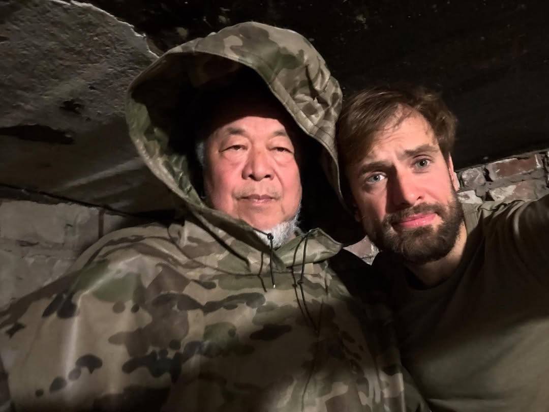 "Самый влиятельный художник мира" Ай Вэйвэй засветился на фронте в Украине: почему в родном Китае его преследовали. Фото