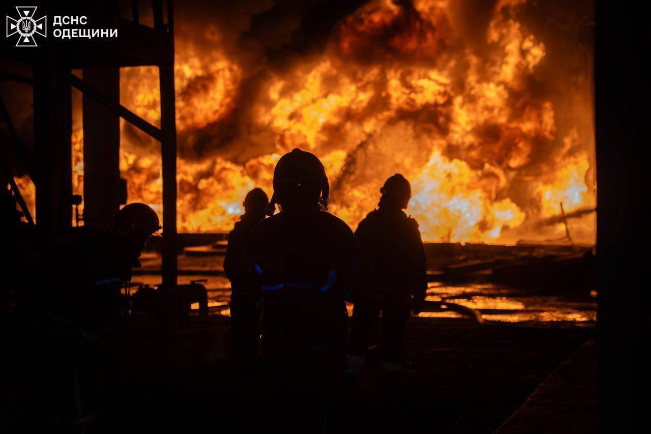 "Шахеди" масовано атакували Одесу: горів паливно-енергетичний обʼєкт. фото