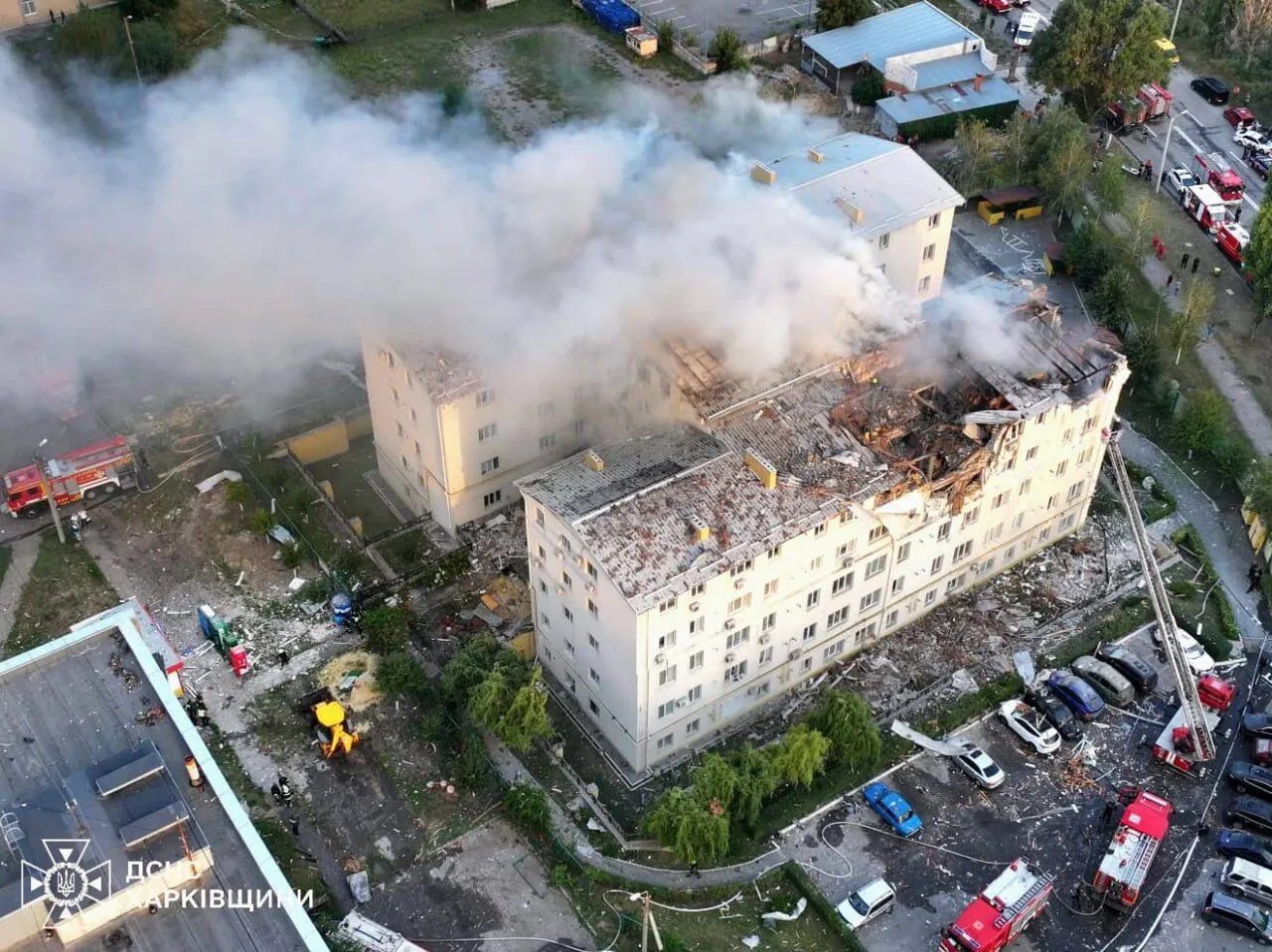 П'ять "Шахедів" заходили з різних боків: з'явилось відео моменту цілеспрямованого удару росіян по житловому будинку у Харкові