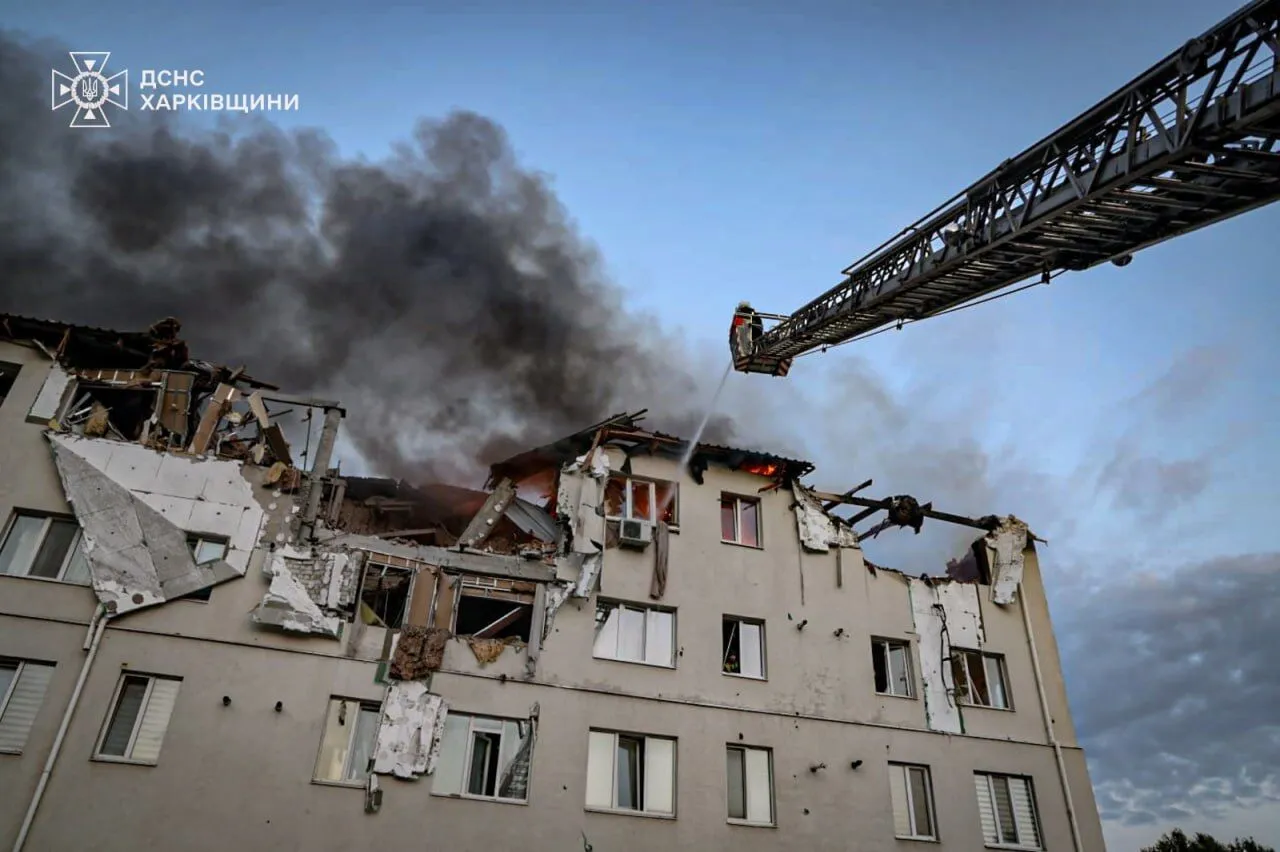 П'ять "Шахедів" заходили з різних боків: з'явилось відео моменту цілеспрямованого удару росіян по житловому будинку у Харкові
