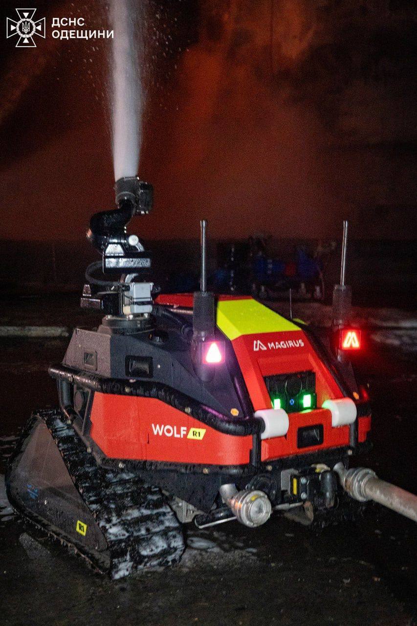 "Шахеди" масовано атакували Одесу: горів паливно-енергетичний обʼєкт. фото