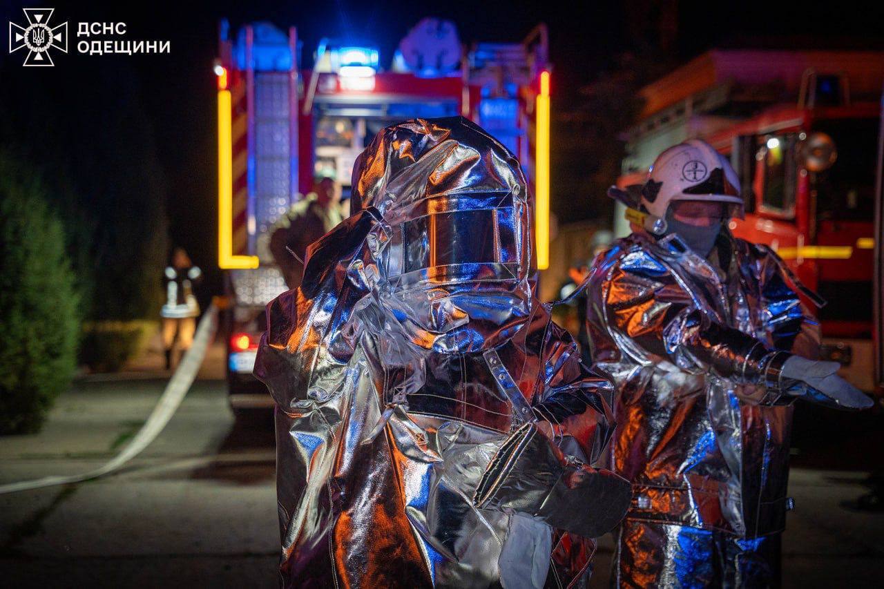 "Шахеди" масовано атакували Одесу: горів паливно-енергетичний обʼєкт. фото