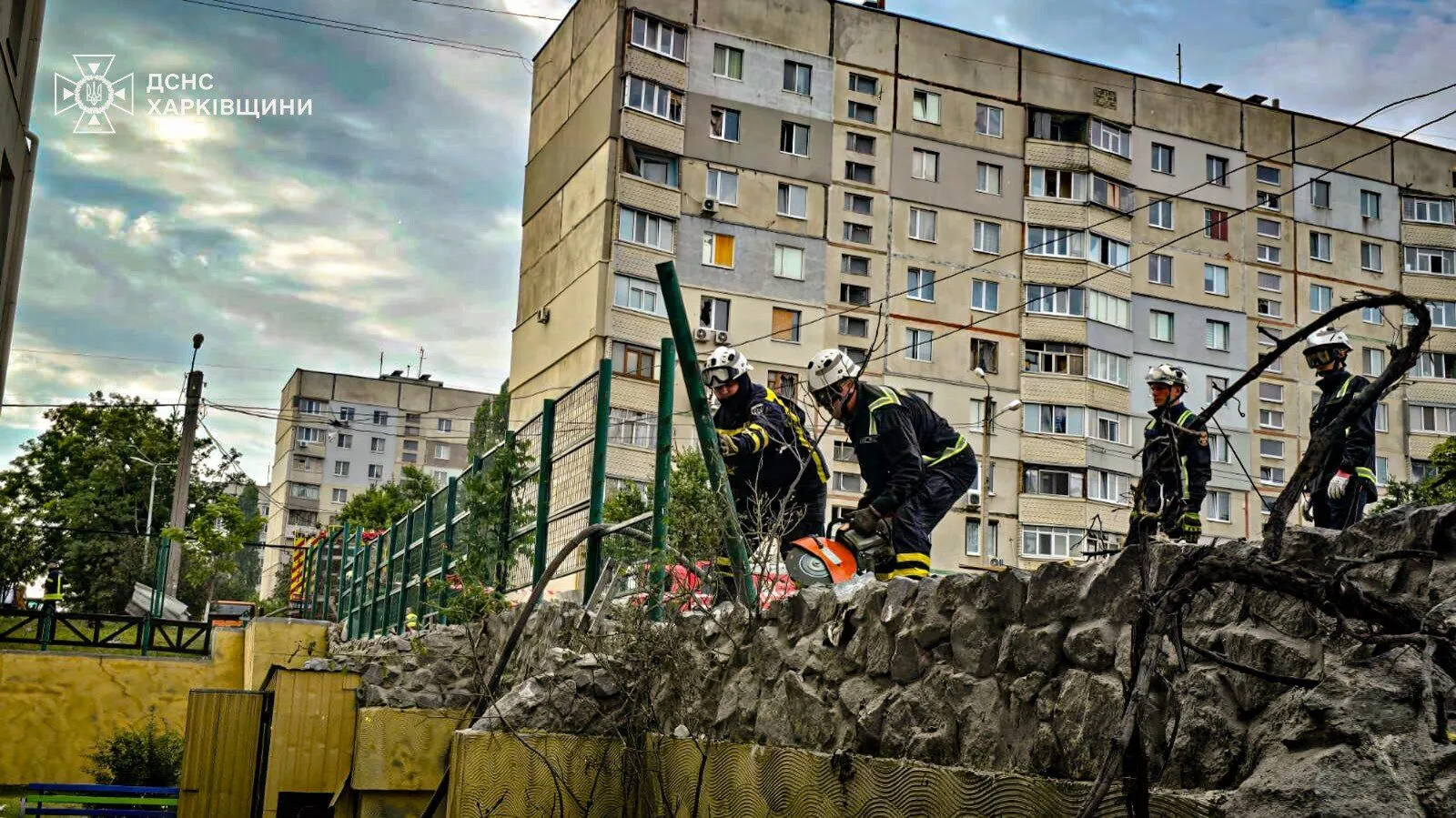 П'ять "Шахедів" заходили з різних боків: з'явилось відео моменту цілеспрямованого удару росіян по житловому будинку у Харкові