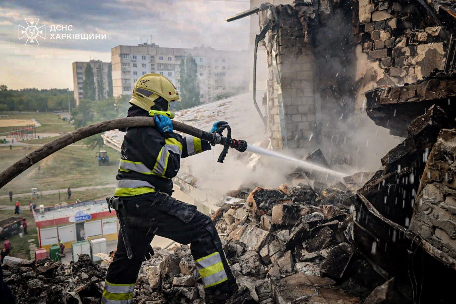 П'ять "Шахедів" заходили з різних боків: з'явилось відео моменту цілеспрямованого удару росіян по житловому будинку у Харкові