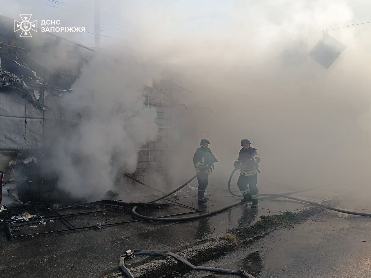 Удар РФ балістикою по Запоріжжю: кількість поранених зросла до 30, троє загиблих. Фото й відео