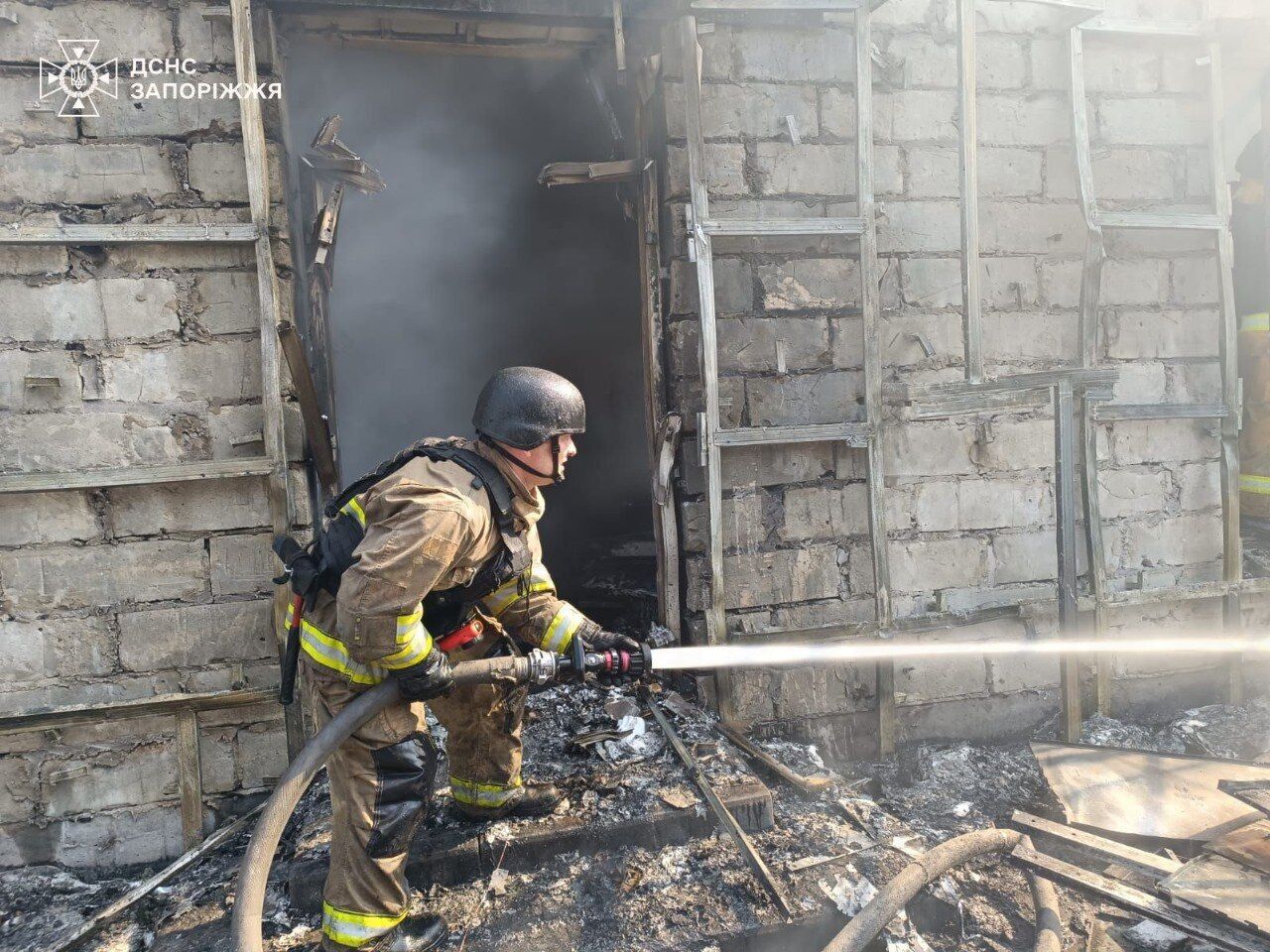 Удар РФ балістикою по Запоріжжю: кількість поранених зросла до 30, троє загиблих. Фото й відео