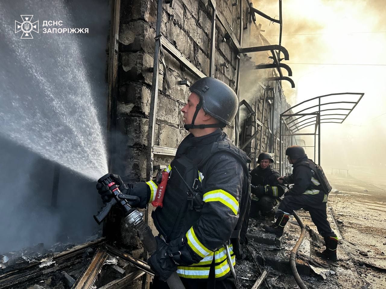 "Абсолютно показательный и циничный удар": Зеленский из Вашингтона отреагировал на утренние обстрелы Россией украинских городов