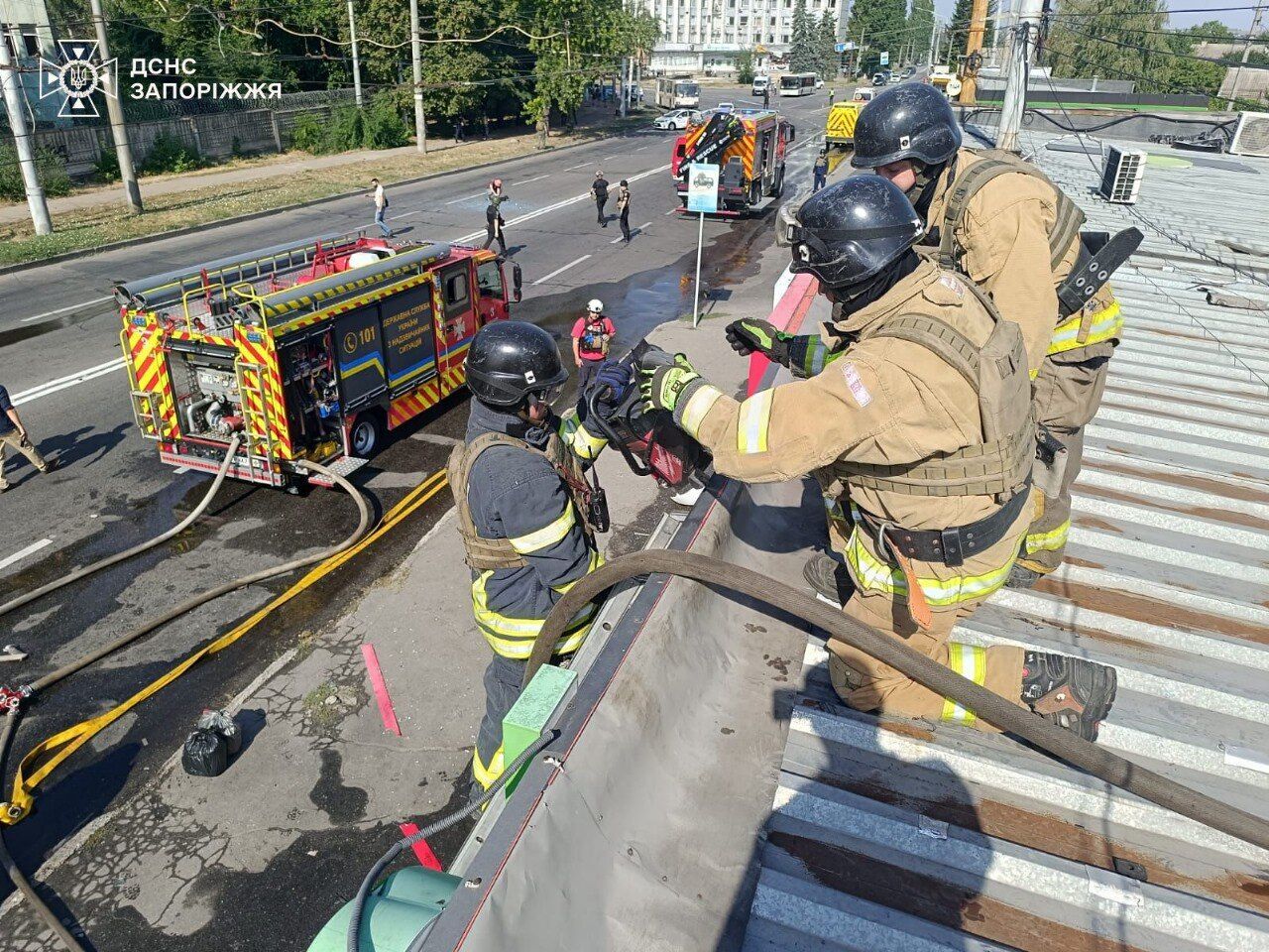 Удар РФ балістикою по Запоріжжю: кількість поранених зросла до 30, троє загиблих. Фото й відео