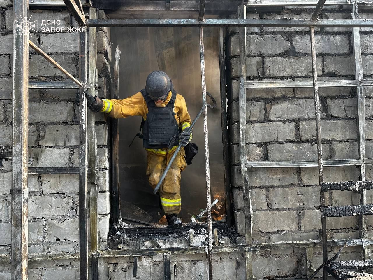 Удар РФ балістикою по Запоріжжю: кількість поранених зросла до 30, троє загиблих. Фото й відео