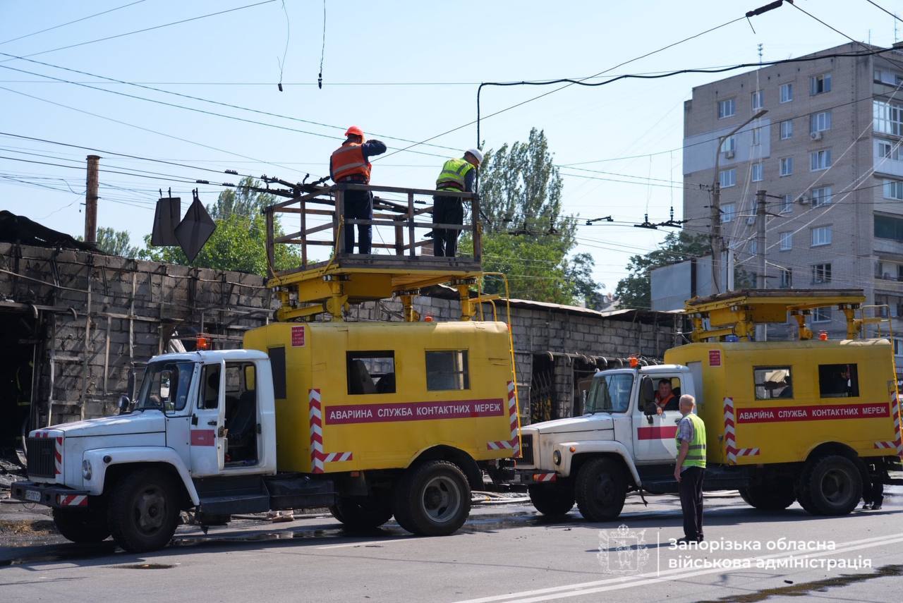 Удар РФ балістикою по Запоріжжю: кількість поранених зросла до 30, троє загиблих. Фото й відео