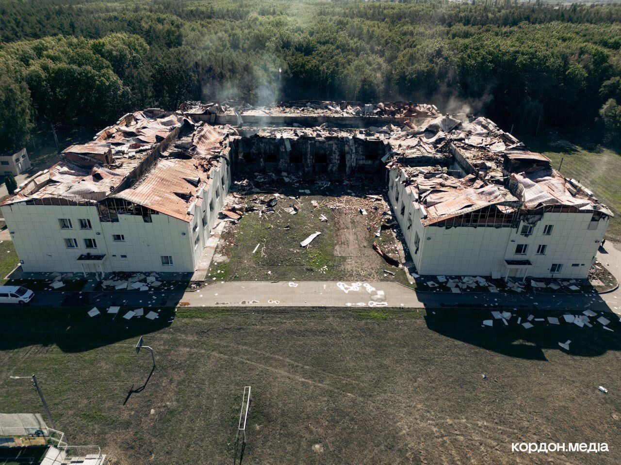 Обвуглені стіни та вибиті вікна: ЗМІ показали зруйнований росіянами корпус Сумського державного університету. Фото