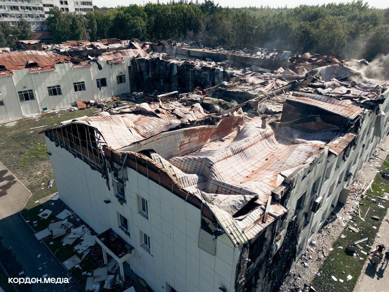 Обвуглені стіни та вибиті вікна: ЗМІ показали зруйнований росіянами корпус Сумського державного університету. Фото