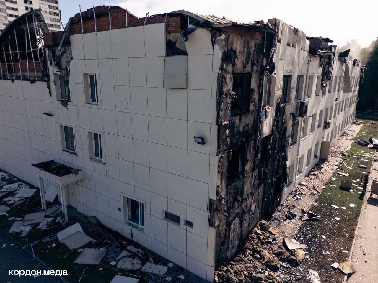 Обвуглені стіни та вибиті вікна: ЗМІ показали зруйнований росіянами корпус Сумського державного університету. Фото