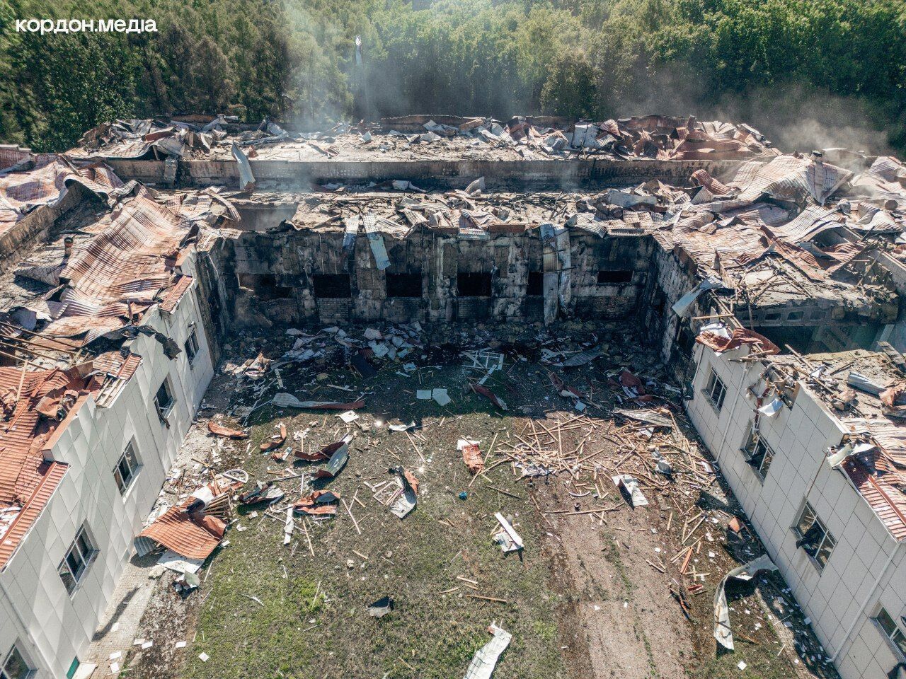 Обвуглені стіни та вибиті вікна: ЗМІ показали зруйнований росіянами корпус Сумського державного університету. Фото