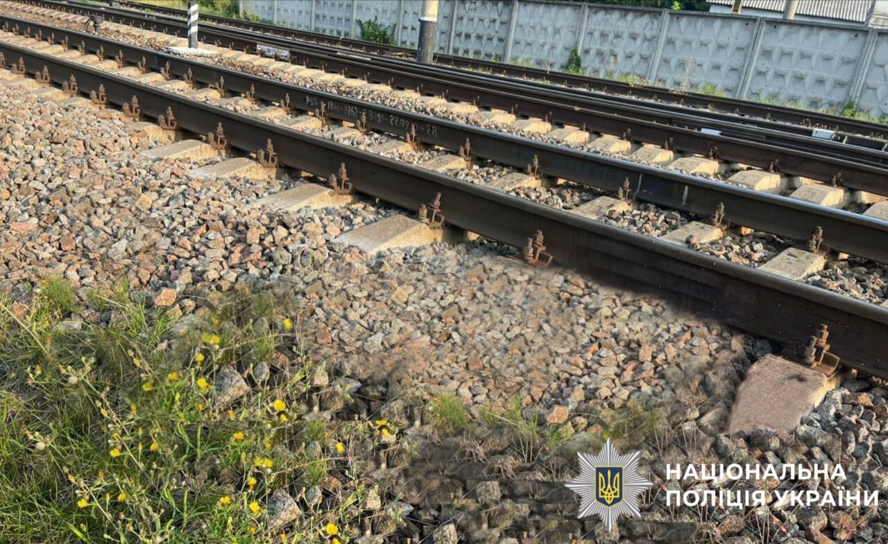Під Києвом поблизу залізничної станції потяг збив на смерть жінку. Подробиці трагедії