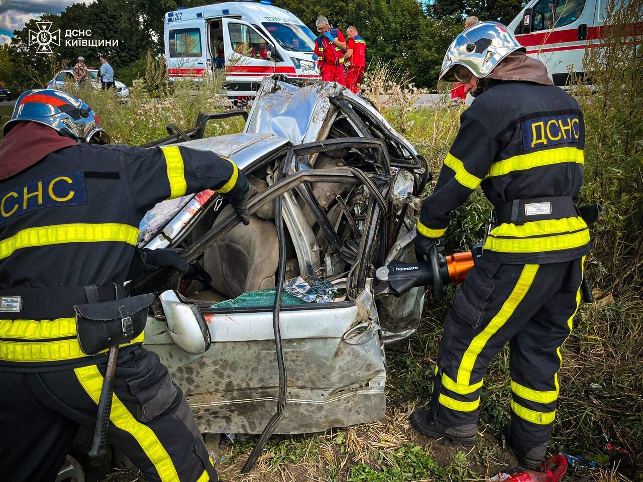 На Київщині зіткнулись вантажівка та легковик: серед загиблих є дитина. Подробиці ДТП та фото