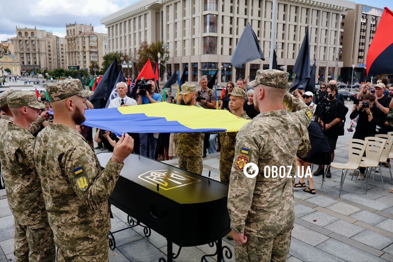 В Киеве попрощались с военным и известным художником Давидом Чичканом. Фото и видео